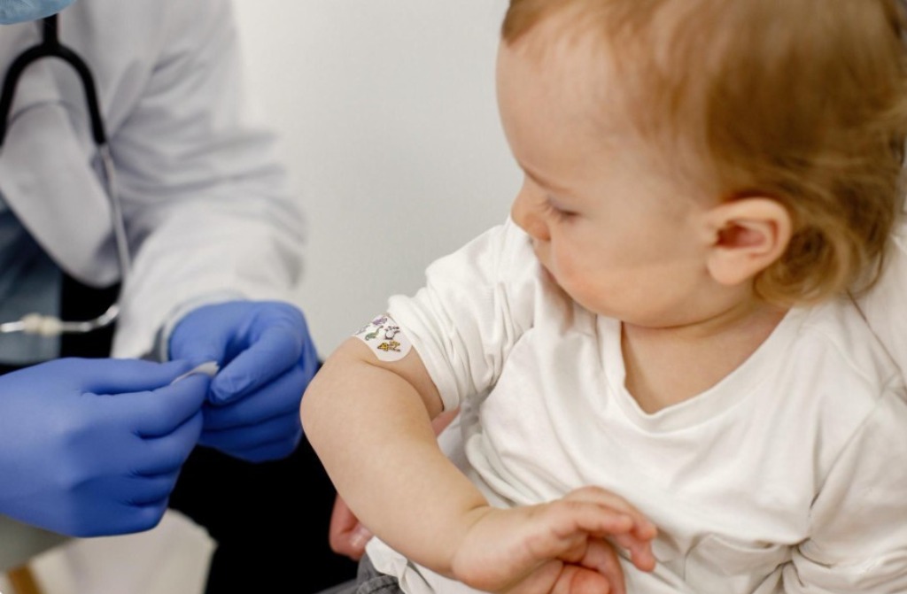 Brasil avança na vacinação infantil, mas manter doses em dia é essencial