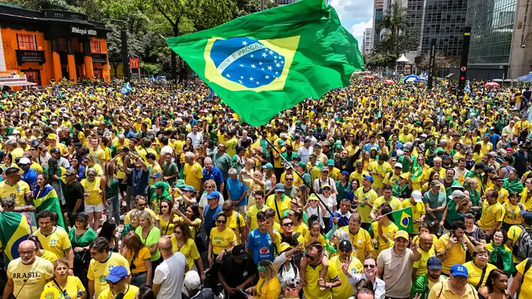 Flávio Bolsonaro promete “esfregar os crimes” de Lula no debate e diz que o Brasil está “sem presidente”